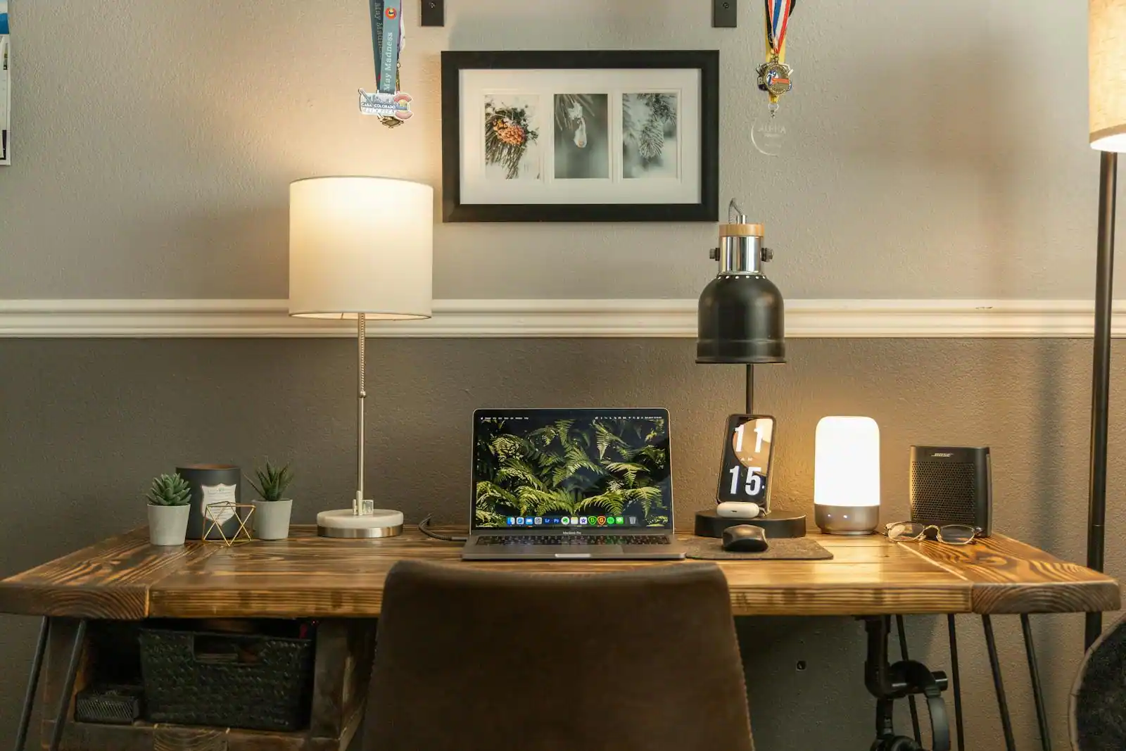 Bureau en bois bien rangé avec lampe orientable, organiseur et ordinateur portable surélevé