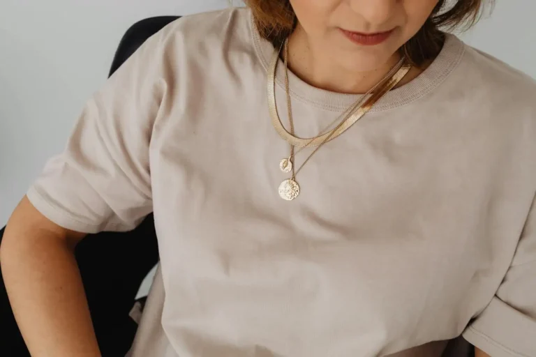 Bijoux tendance du moment : les pièces phares et comment les porter