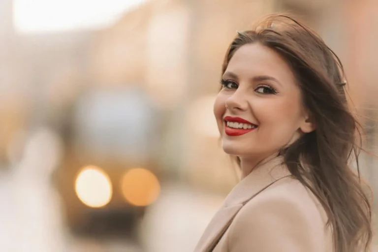 Cheveux bruns : nuances, entretien et coloration pour les sublimer