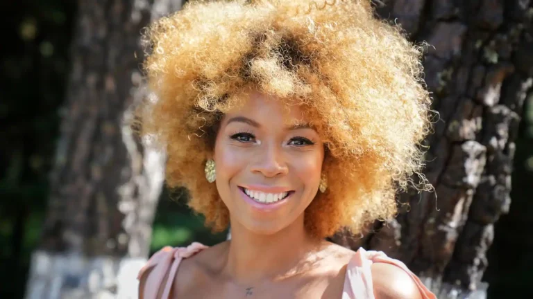 Cheveux frisés : le guide complet pour les soigner et les sublimer