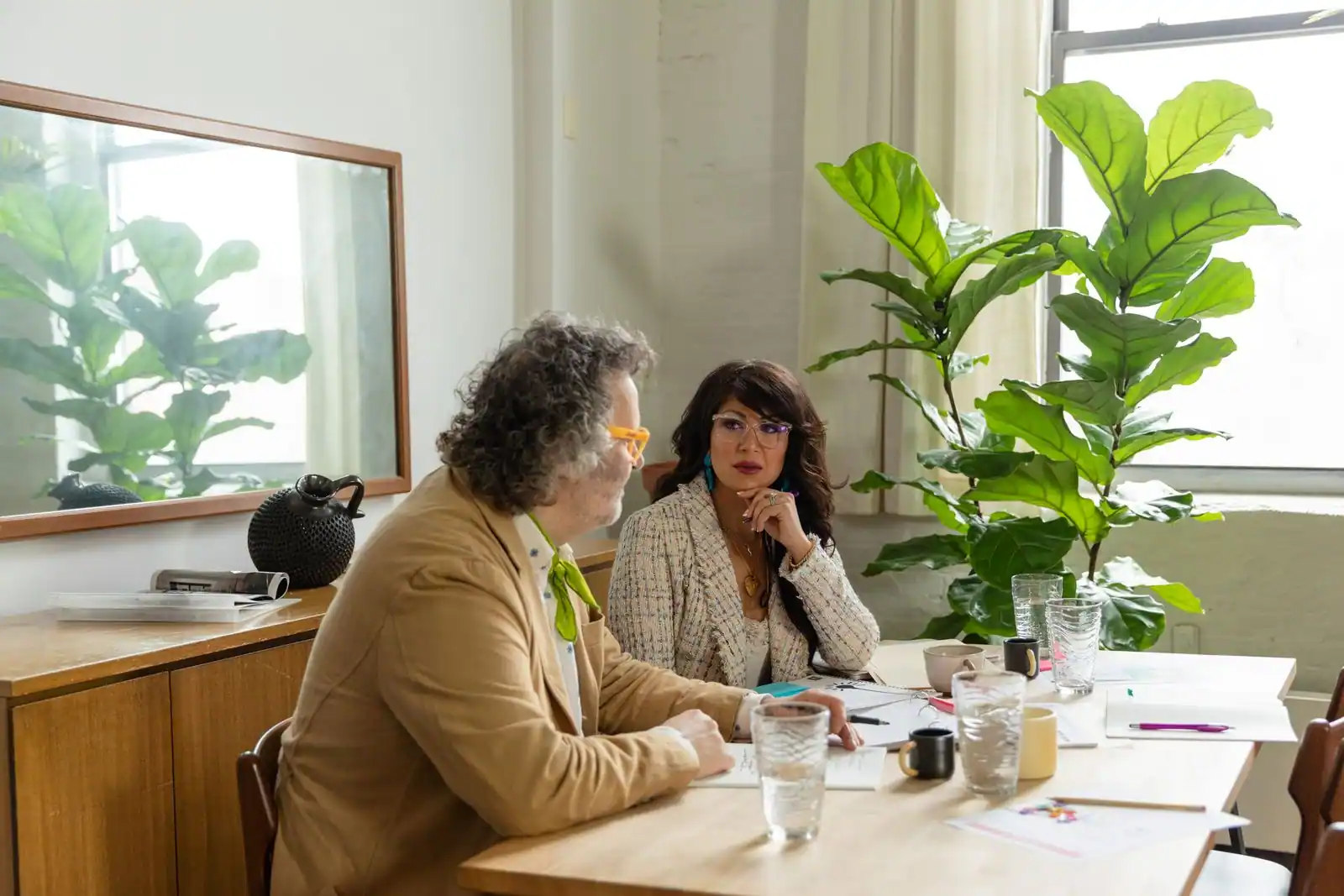 Séance de coaching en développement personnel, deux personnes en discussion dans un cadre calme