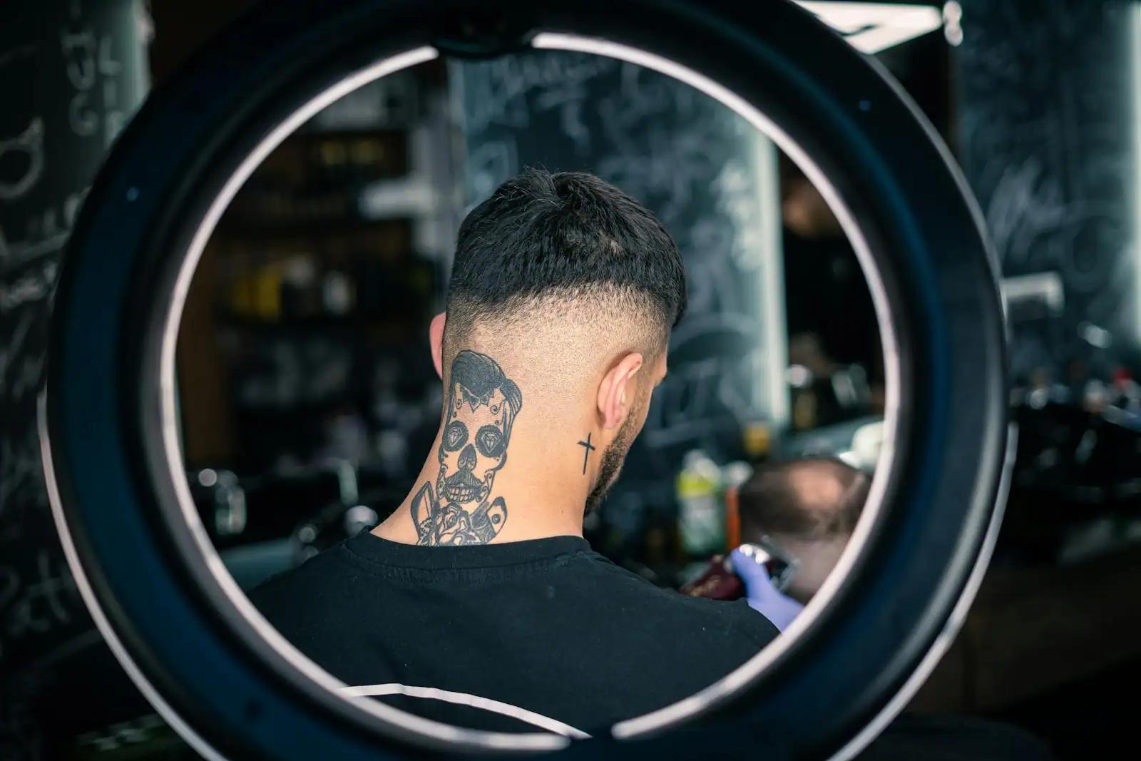 Homme aux cheveux courts dégradés vu de profil dans un salon de coiffure