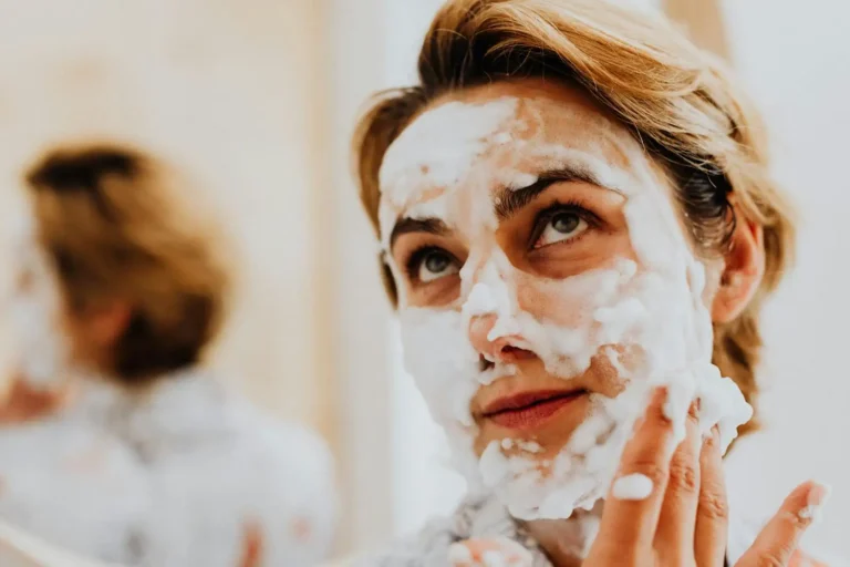 Nettoyant visage : bien le choisir selon sa peau