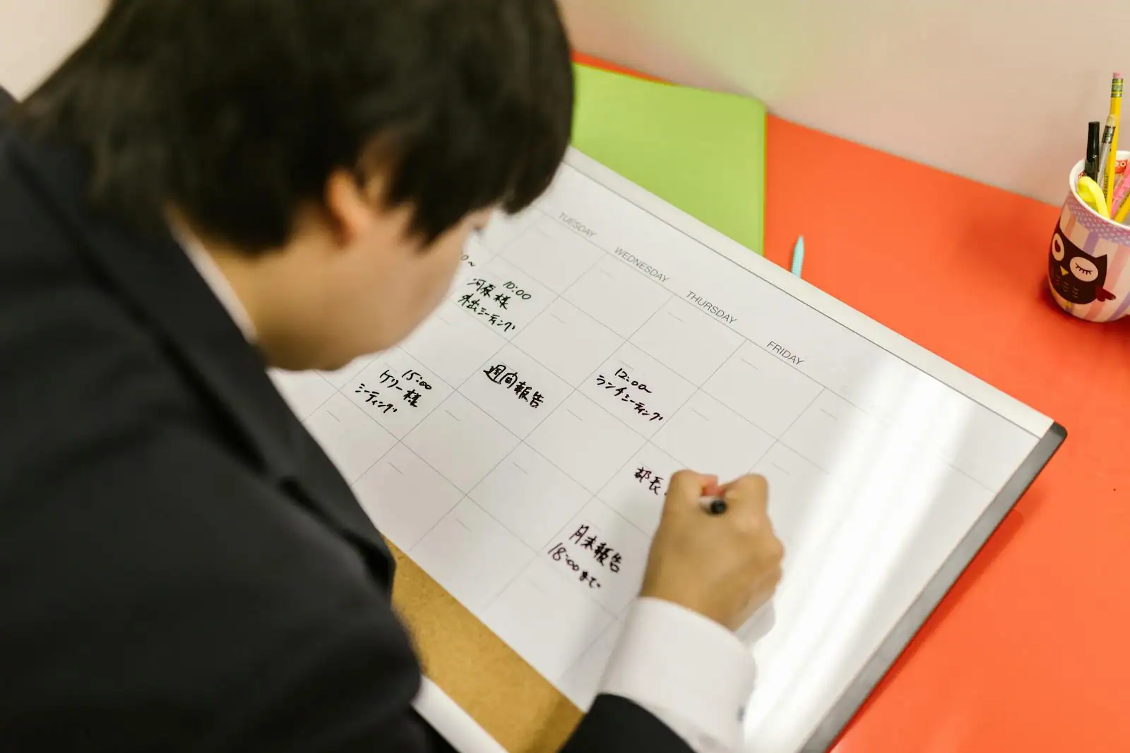 Tableau d'organisation familiale avec calendrier hebdomadaire et liste de tâches dans une cuisine