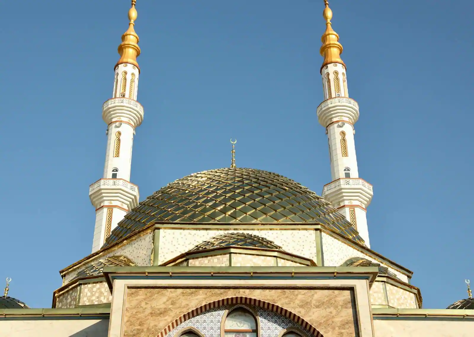 Mosquée et son minaret en Afrique de l'Ouest, évoquant l'islam très majoritaire dans le paysage religieux de la Guinée