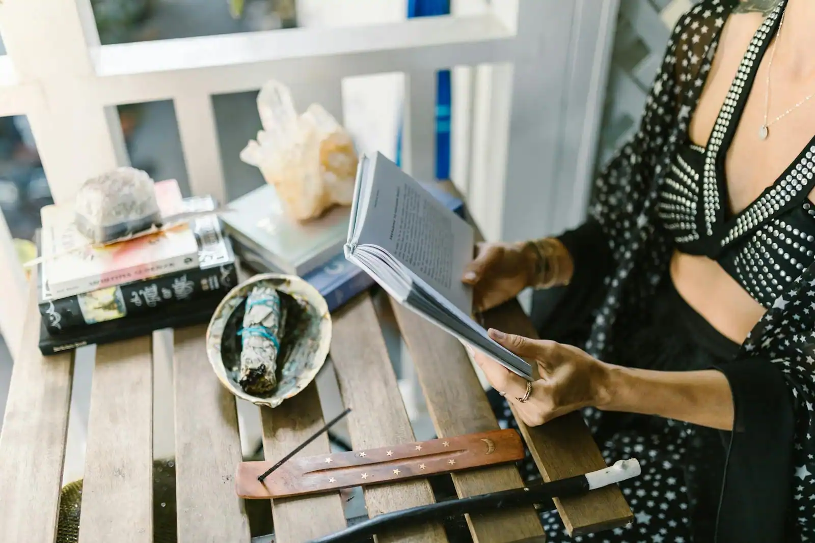 Femme lisant un livre de spiritualité dans une ambiance calme et lumineuse