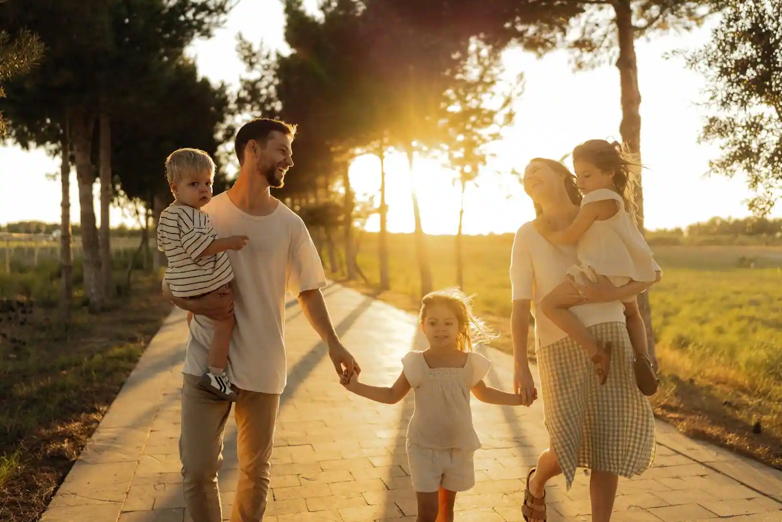 Parents et enfants partageant une activité de plein air dans un parc.