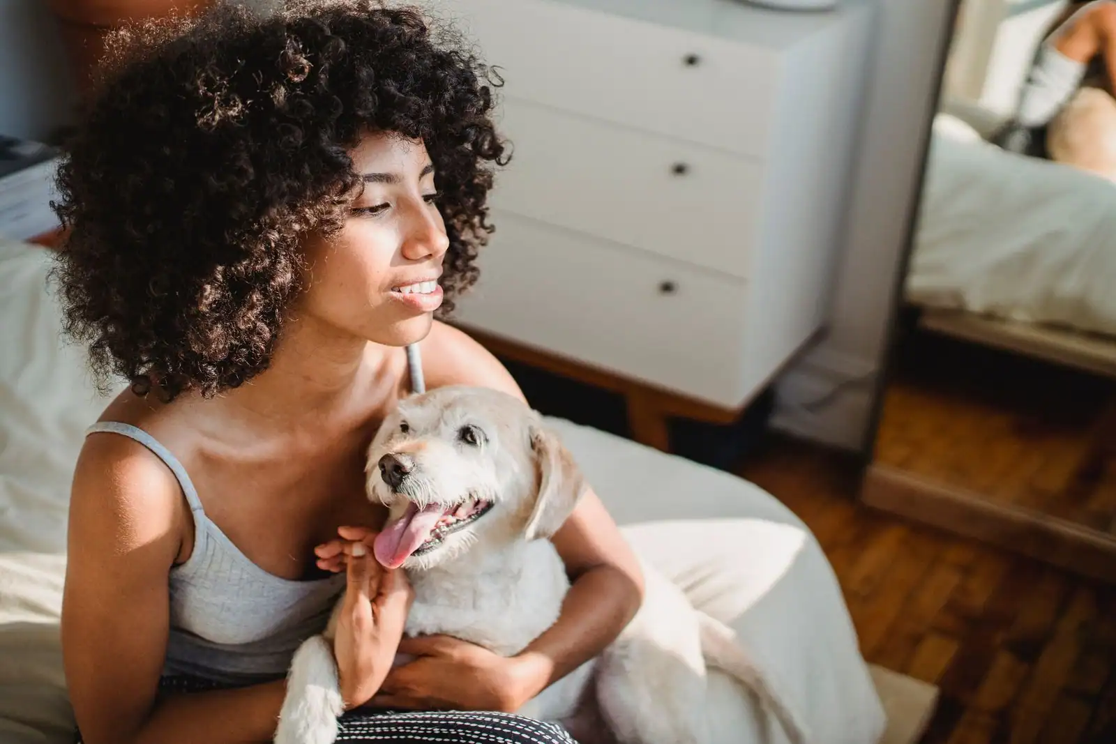 Personne accueillant un chien adopté dans un salon lumineux