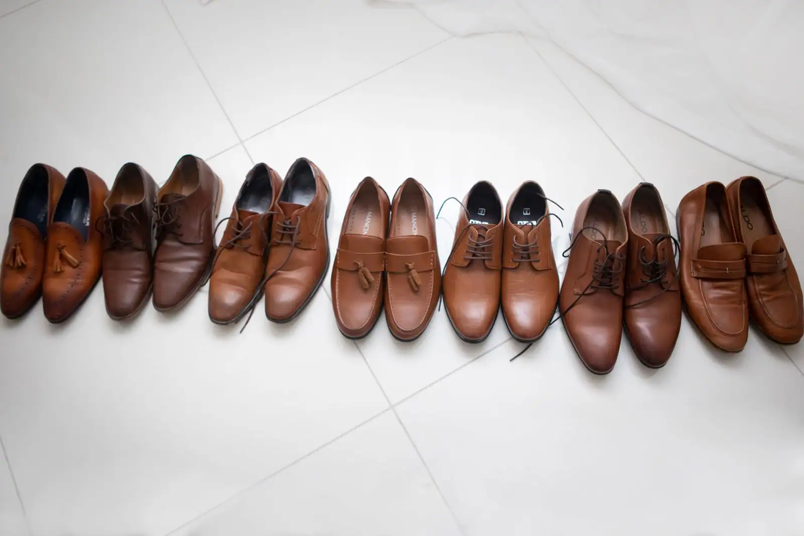 Paire de mocassins en cuir posée sur un sol clair, gros plan sur la matière et la couture