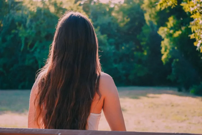 Cheveux marron glacé : comprendre cette nuance et savoir si elle vous va