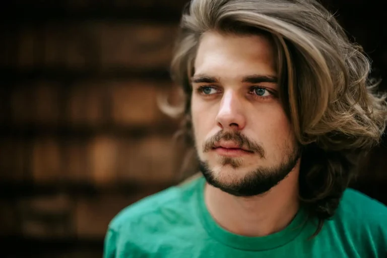 cheveux mi long homme