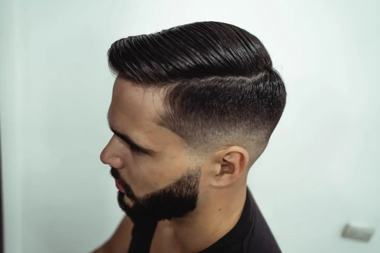 Coupe de cheveux homme mi-long : styles et entretien