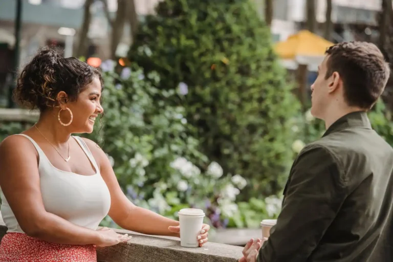 Draguer en anglais : les phrases et les codes pour flirter juste