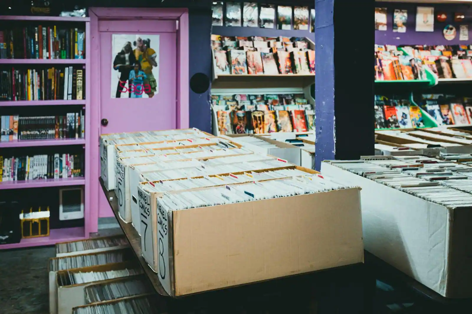 Rayonnages colorés d'une boutique de bandes dessinées