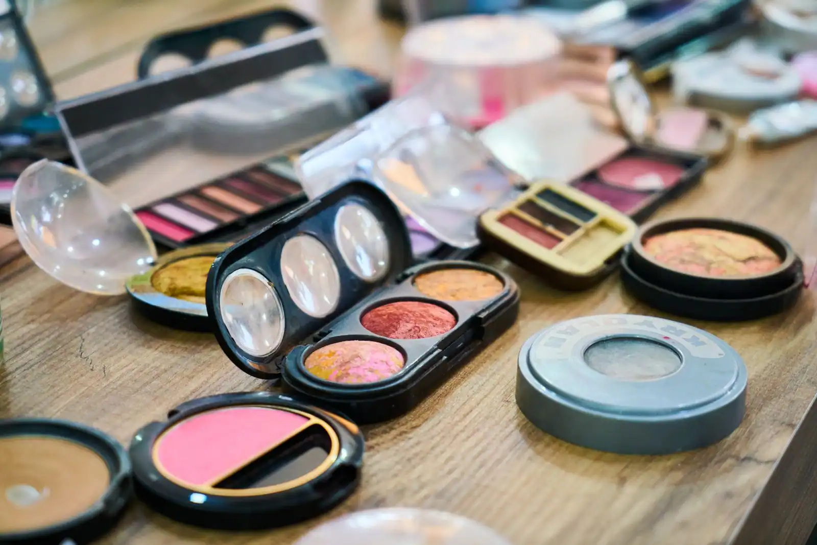 Rayon de maquillage coloré dans un magasin de cosmétiques