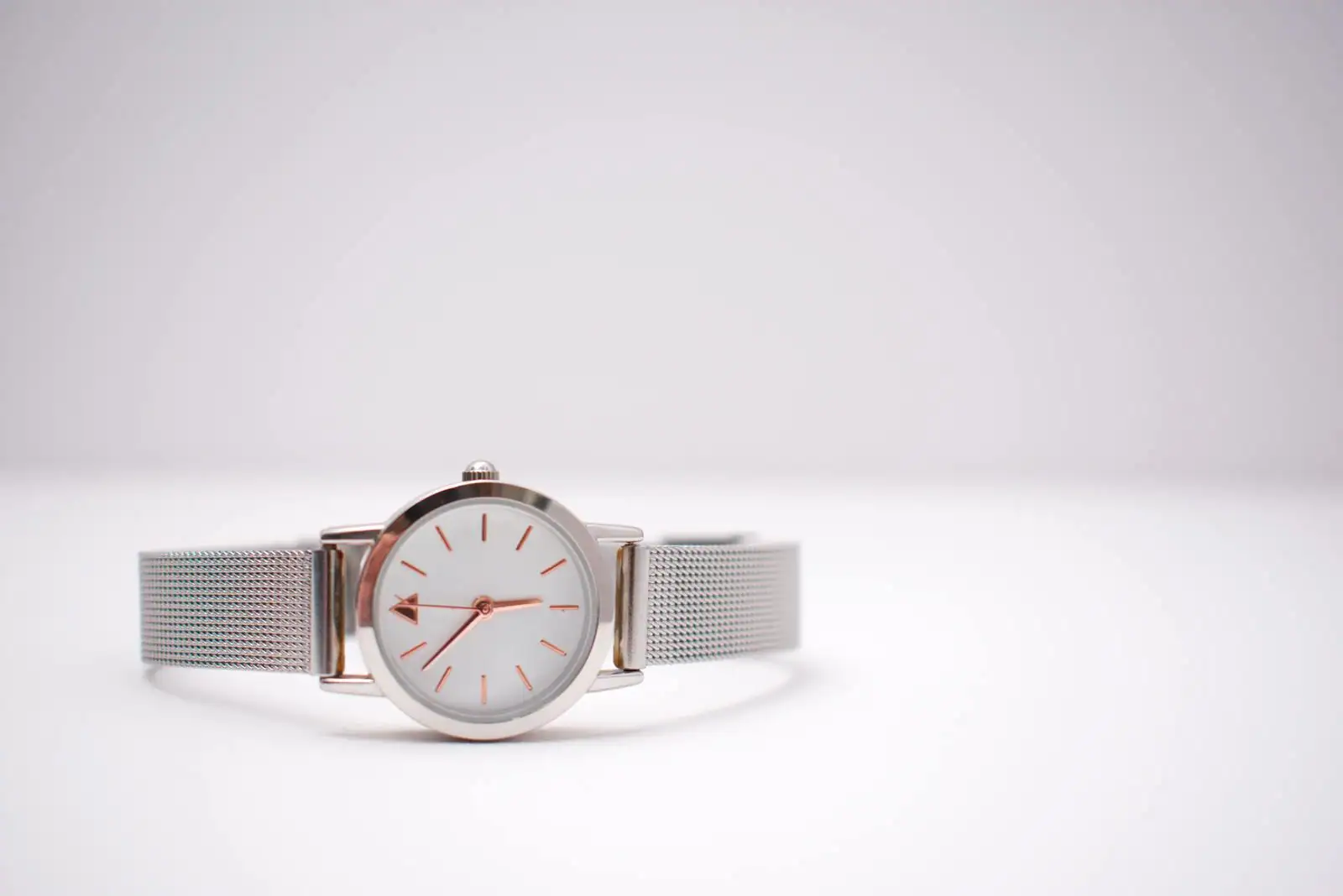 Montre-bracelet à cadran clair et bracelet en maille d'acier, sur fond clair