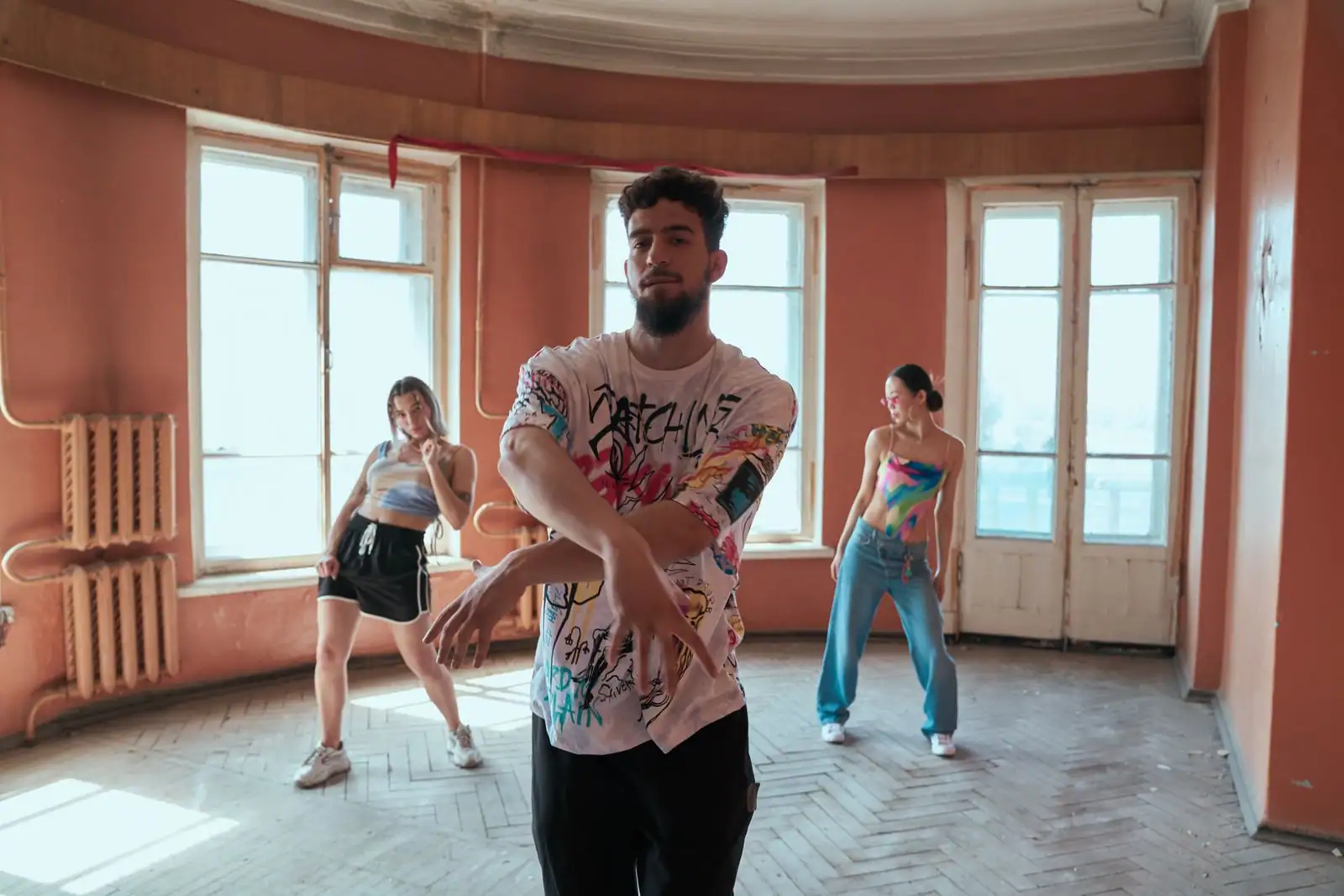 De jeunes danseurs de hip-hop en plein mouvement dans une salle lumineuse