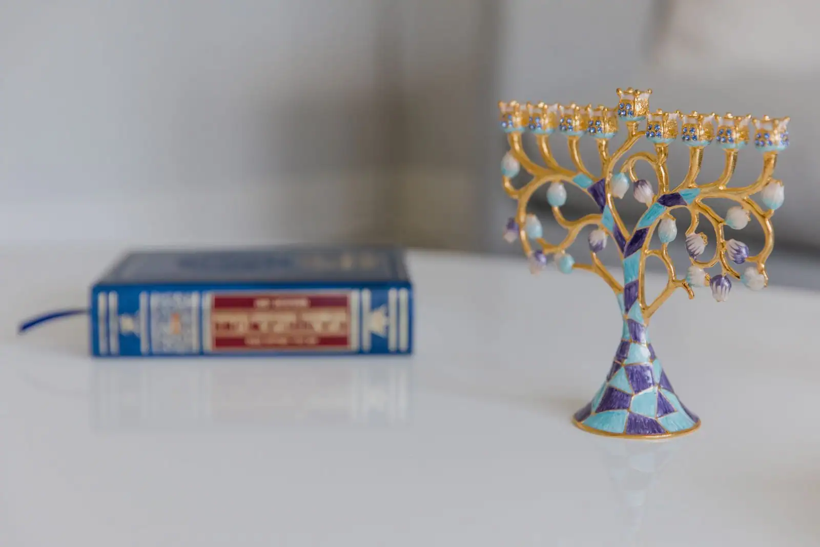Hanoukkia dorée à neuf branches, le chandelier de la fête de Hanoucca, près d'un livre de prières juif.