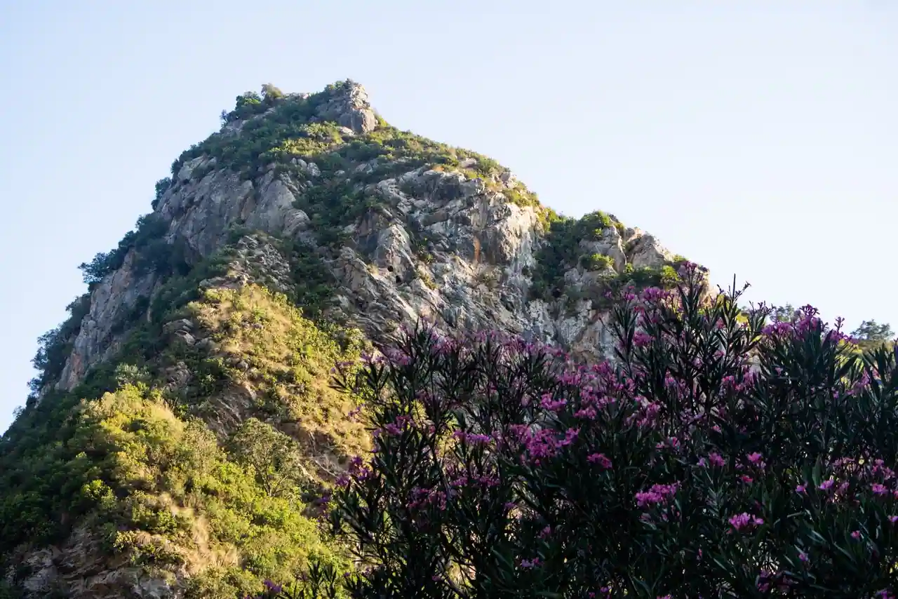 Paysage de montagne de Kabylie, en Algérie : villages et reliefs évoquant les origines familiales