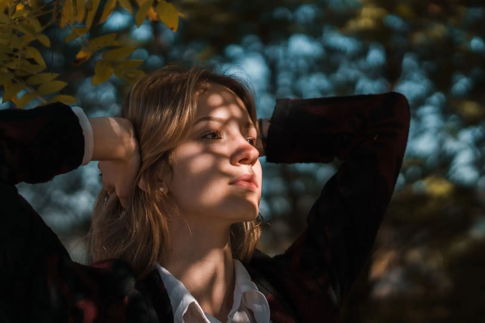 Femme sereine et confiante à la lumière naturelle