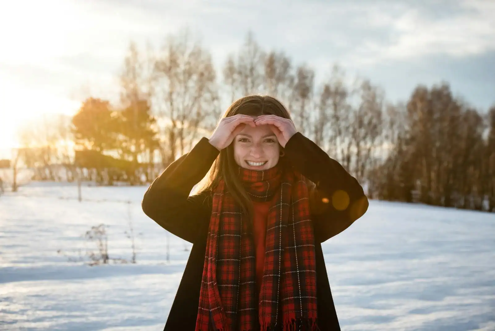 Tenue d'hiver en laine, manteau et écharpe portés en extérieur par temps froid