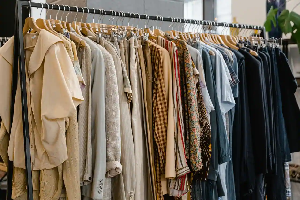 Vêtements suspendus sur un portant dans une boutique de mode