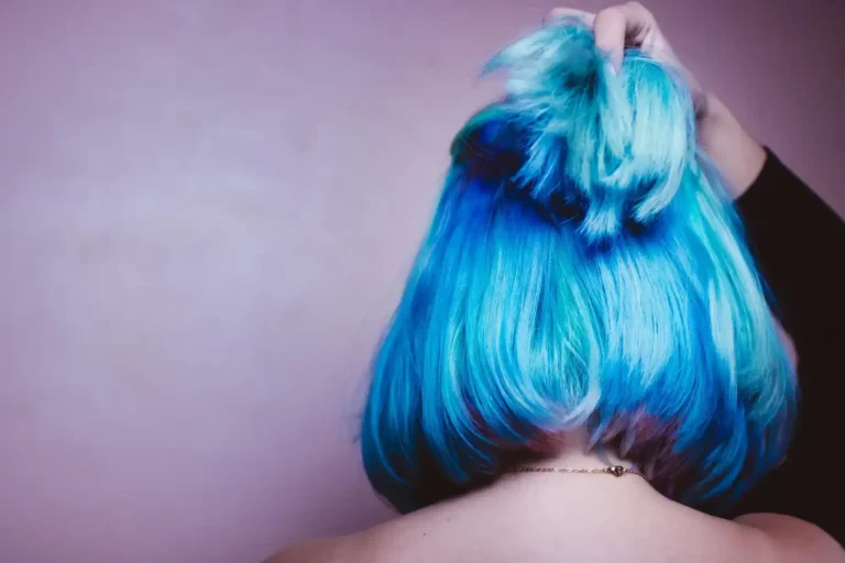 Cheveux bleu : ce que la couleur exige avant de la porter
