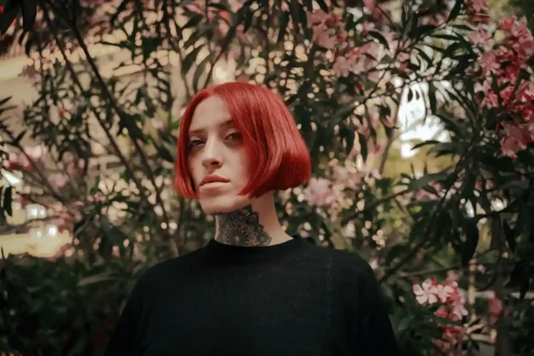 Cheveux rouge cerise : ce qu&rsquo;il faut savoir avant