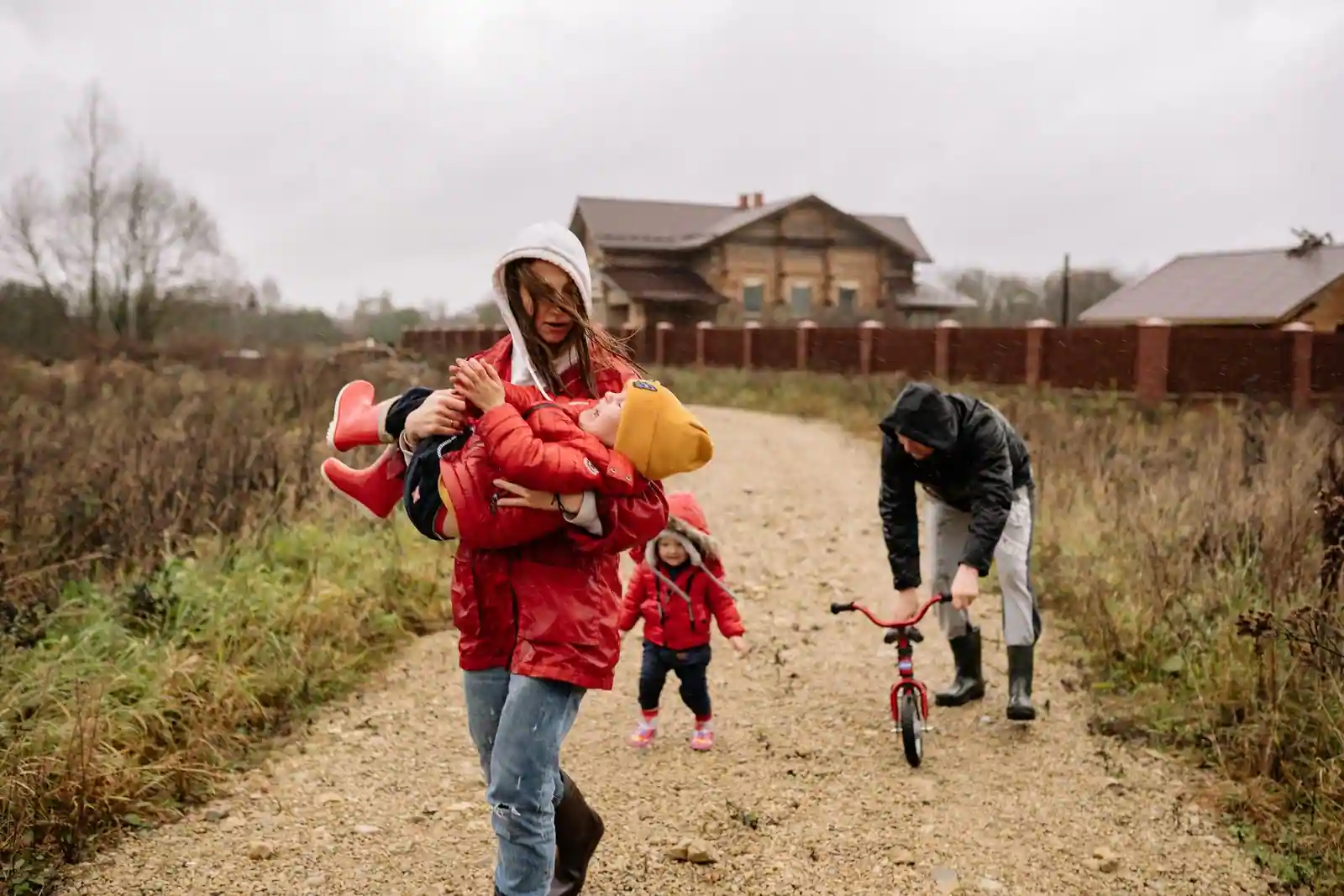 Famille avec enfants en balade sur un chemin de campagne par temps couvert