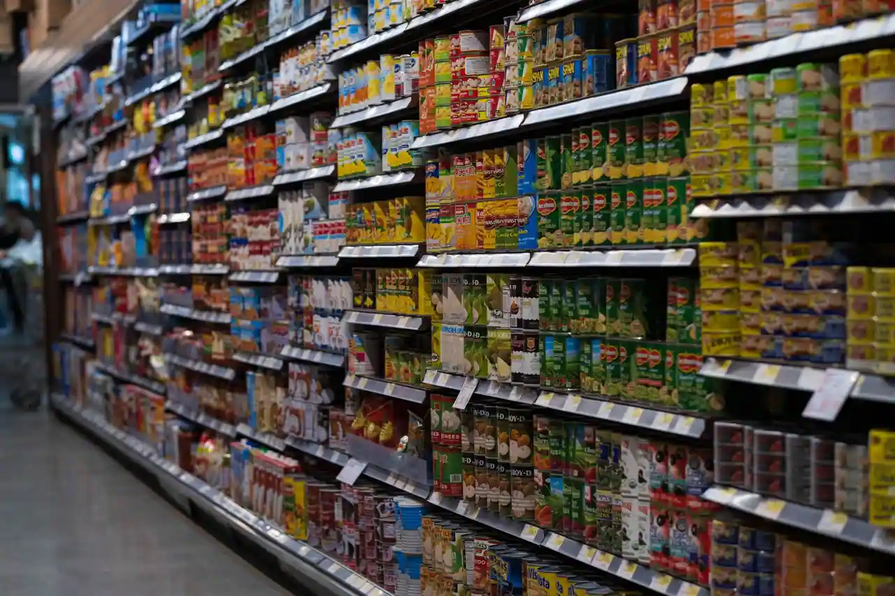 Rayon de conserves et de produits d'épicerie aligné sur les étagères d'un magasin