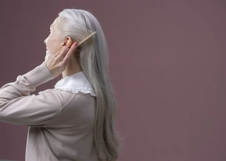 Cheveux blancs : causes réelles, idées reçues et bons soins