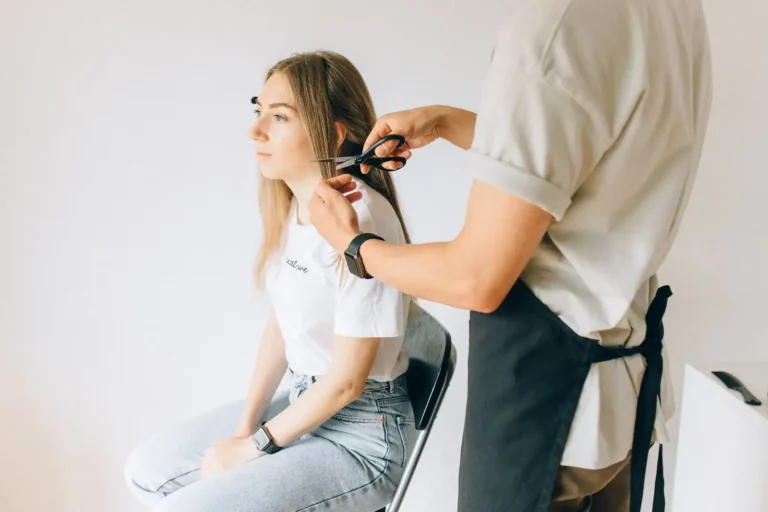 Cheveux blond foncé : nuances, à qui ça va et entretien