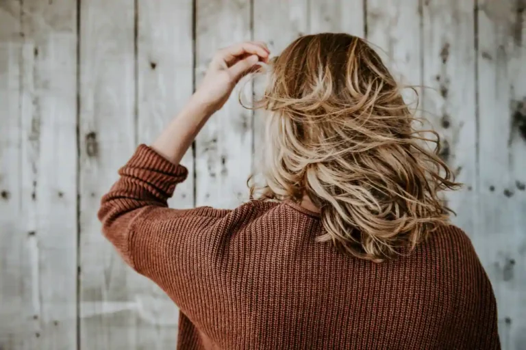 Cheveux blonds : choisir sa nuance et la tenir dans le temps