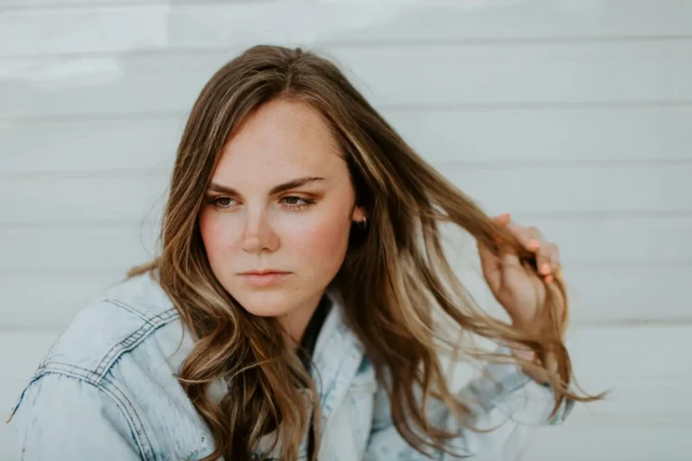 Cheveux châtain : nuances, reflets et choix selon votre teint