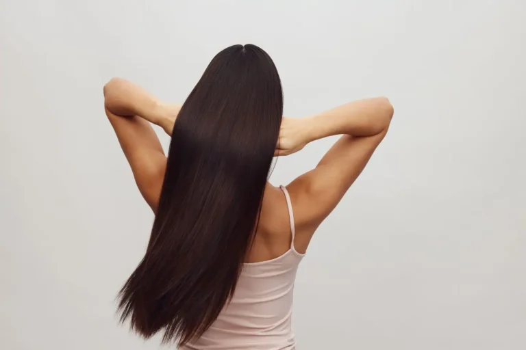 Cheveux lisses : les méthodes qui marchent, sans abîmer la fibre