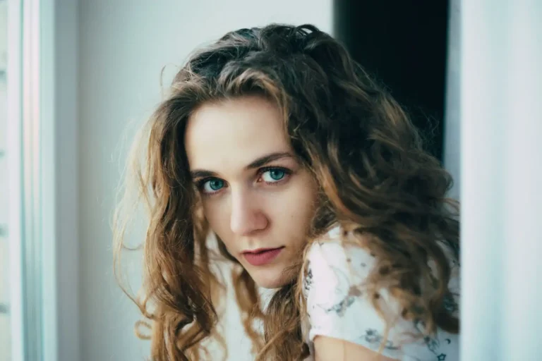 Cheveux ondulés : révéler, créer et entretenir la vague