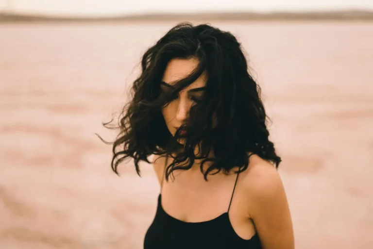 Coiffure tendance 2025 : coupes, couleurs et comment choisir