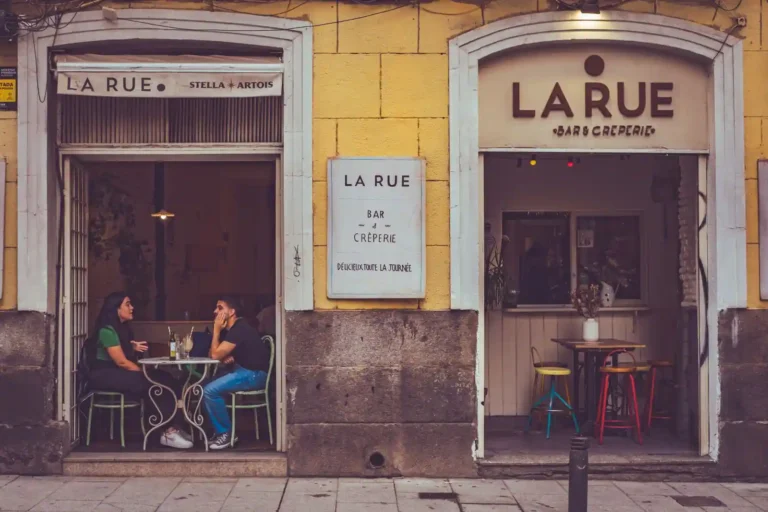 Draguer en espagnol : le vocabulaire qui se dit vraiment