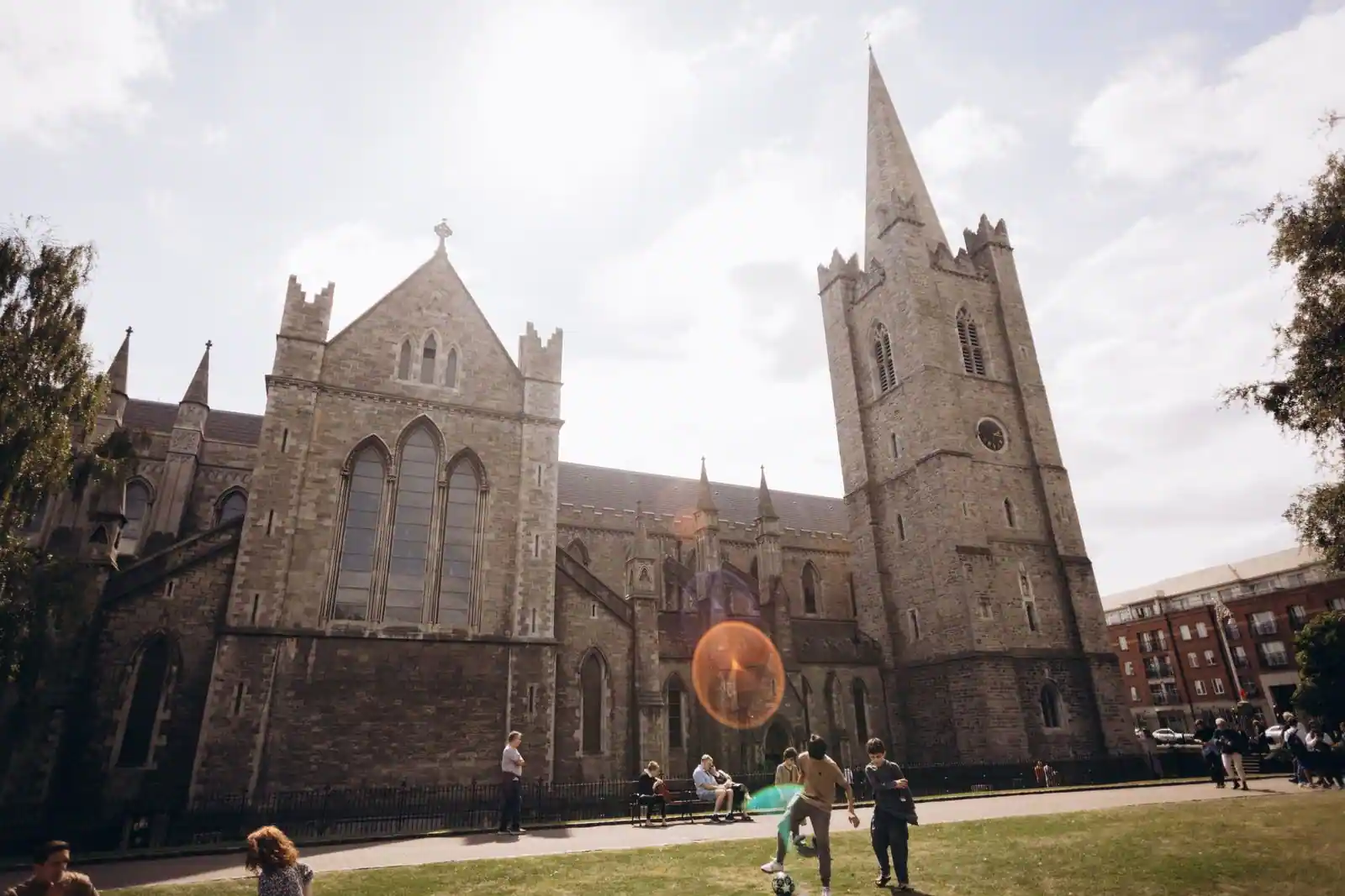 La cathédrale Saint-Patrick de Dublin vue depuis le parc, sa tour crénelée et sa flèche de pierre