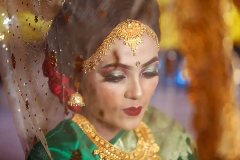 Maquillage indien : les codes du kajal, du bindi et des fards dorés