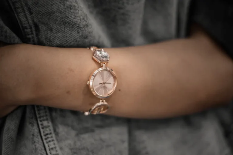 Montre femme en soldes : reconnaître une vraie affaire