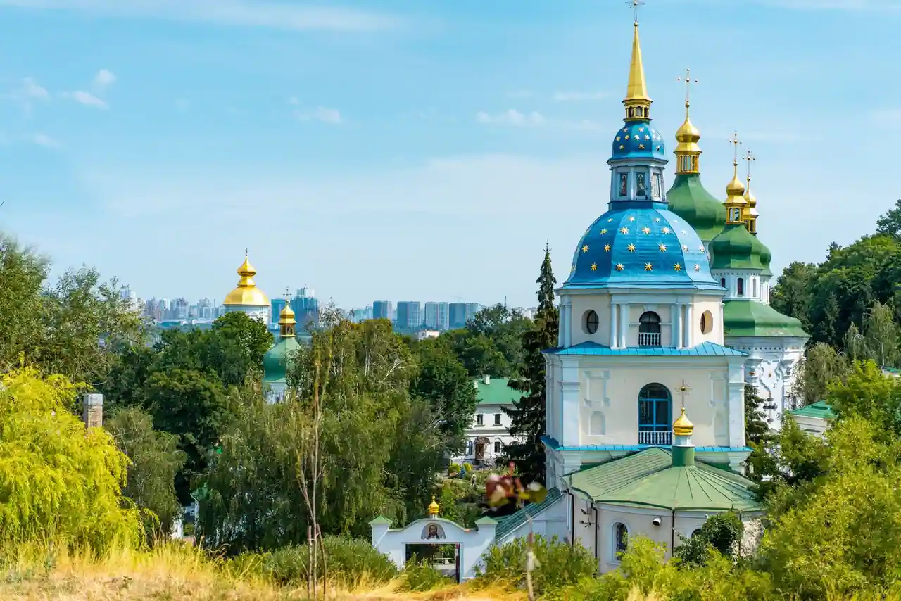 Église orthodoxe aux coupoles dorées sous un ciel dégagé, à Kyiv en Ukraine