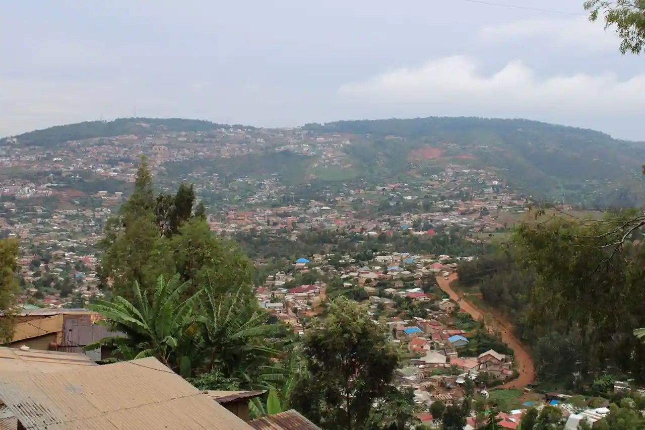 Vue des collines habitées de Kigali, capitale du Rwanda — image d'illustration du pays