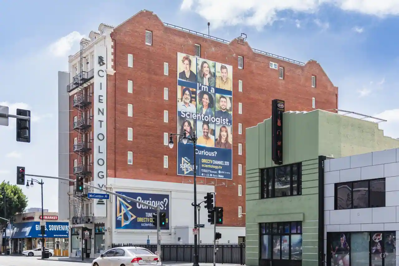 Bâtiment de la scientologie à Los Angeles, avec son enseigne verticale et un grand panneau du mouvement.