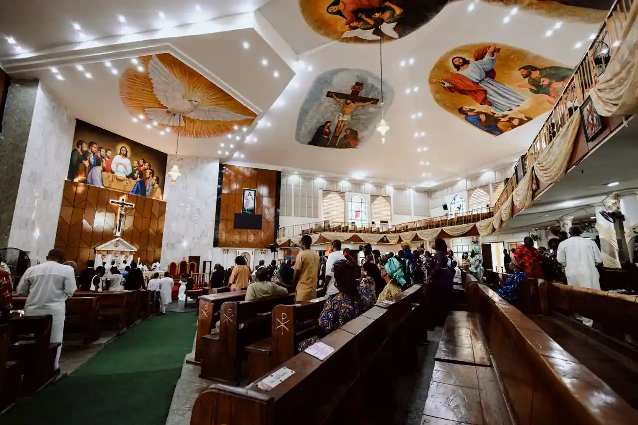 Intérieur d'une église richement décorée pendant un office dominical, image d'illustration.