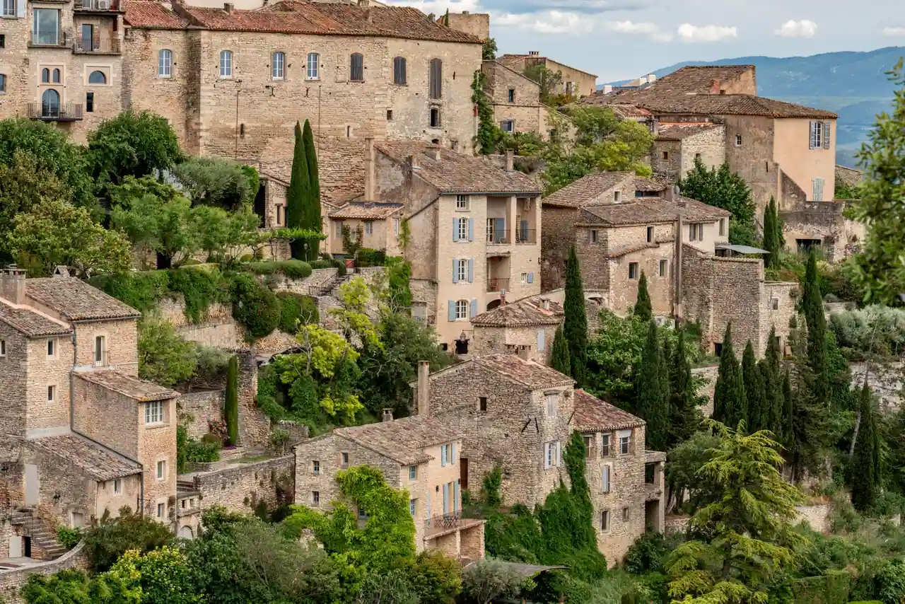 Village perché provençal aux maisons de pierre étagées à flanc de colline, dans le Luberon.