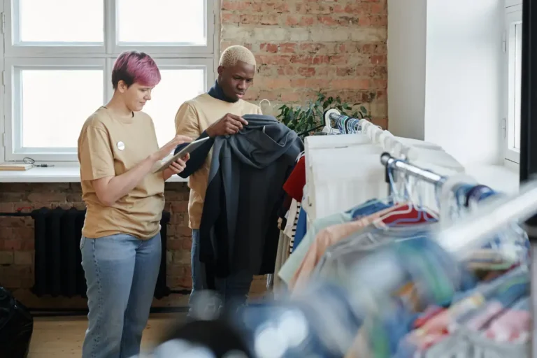 Où déposer ses vêtements usagés : les lieux et leurs filières