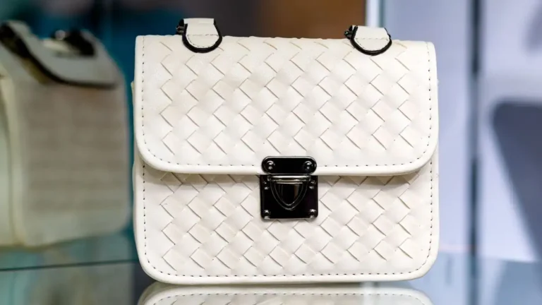 Sac à main en anglais : handbag, purse et le piège à éviter