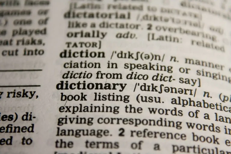 Séduction en anglais : le mot juste et le faux ami à éviter