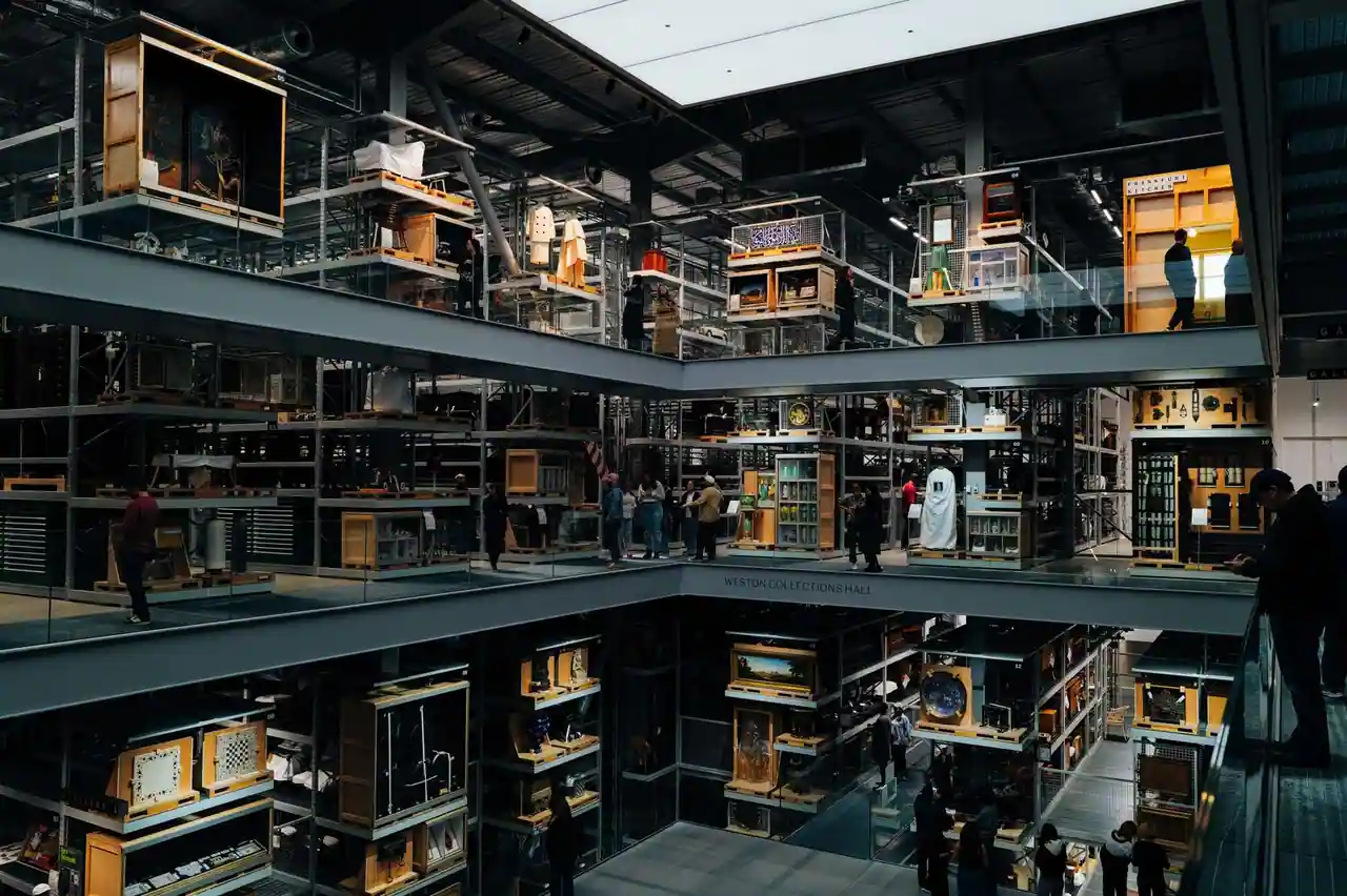 Visiteurs découvrant une exposition dans une galerie de musée lumineuse